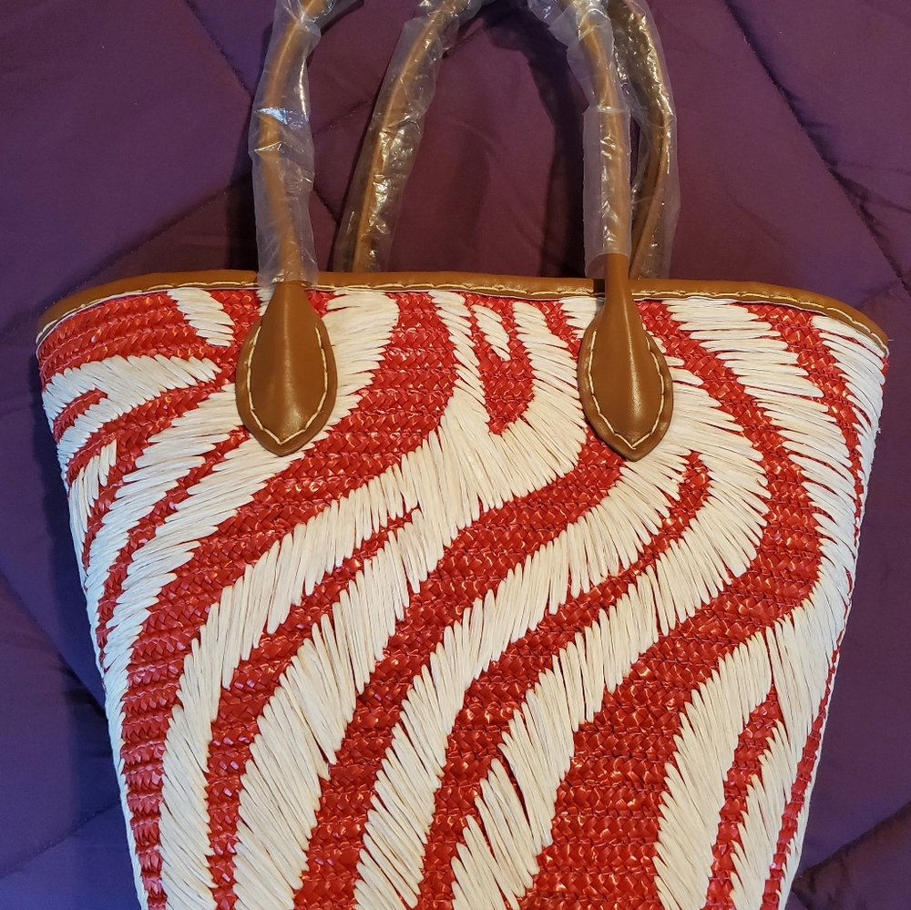 New never used red and white straw purse w/zipper